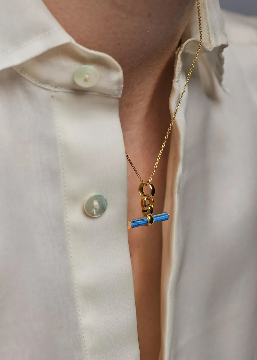 aquamarine_enamelled_smal_1.webp Tilly Sveaas Aquamarine Enamelled Small Gold T-bar on Trace Chain | Necklaces