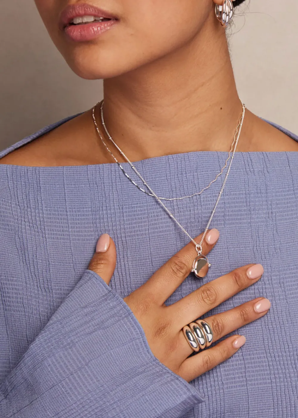 faceted_disc_spinner_neck_2.webp Orelia Faceted Disc Spinner Necklace - Silver | Necklaces