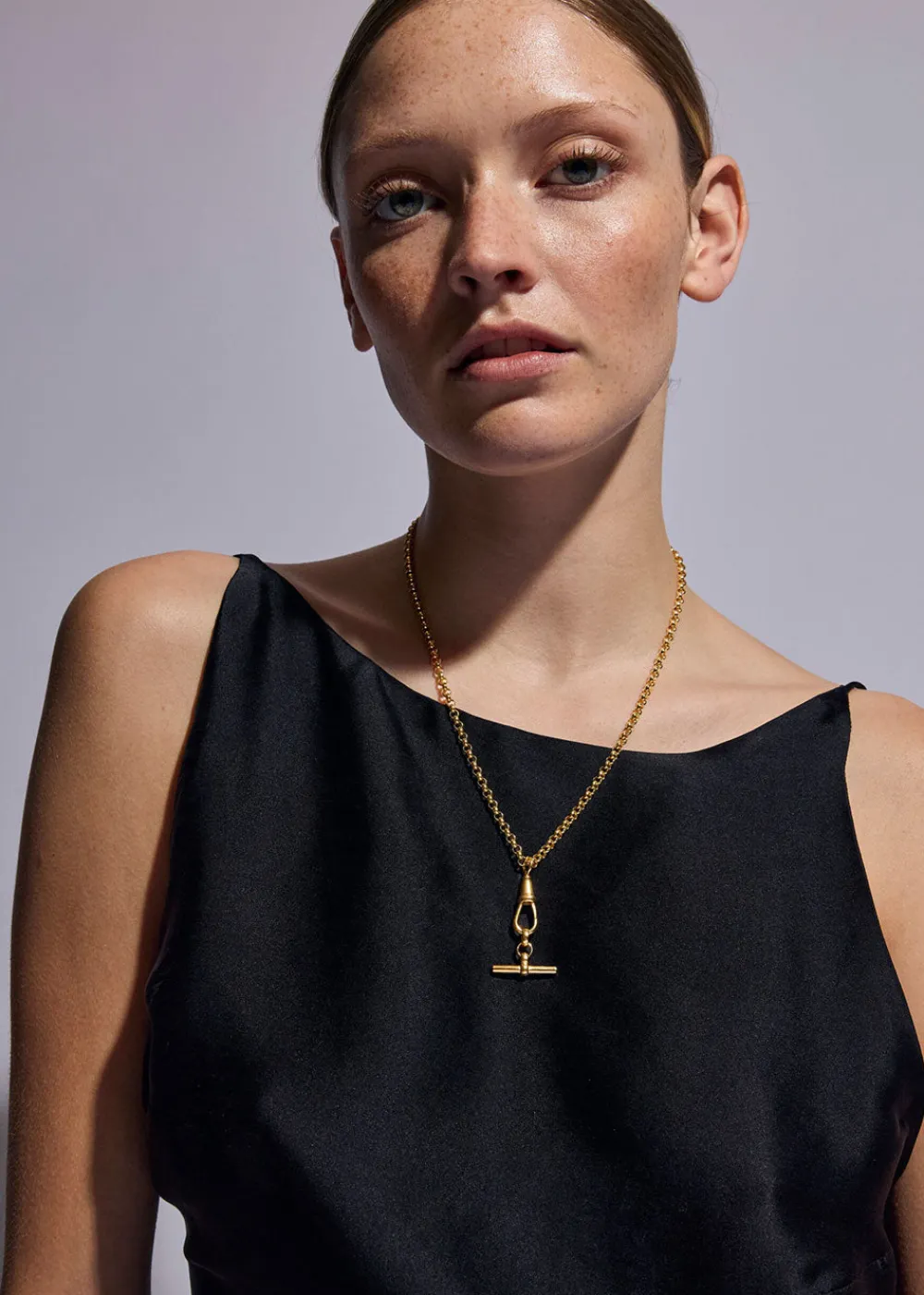 gold_tbar_on_chunky_belch_1.webp Tilly Sveaas Gold T-bar on Chunky Belcher Clipt Necklace | Necklaces