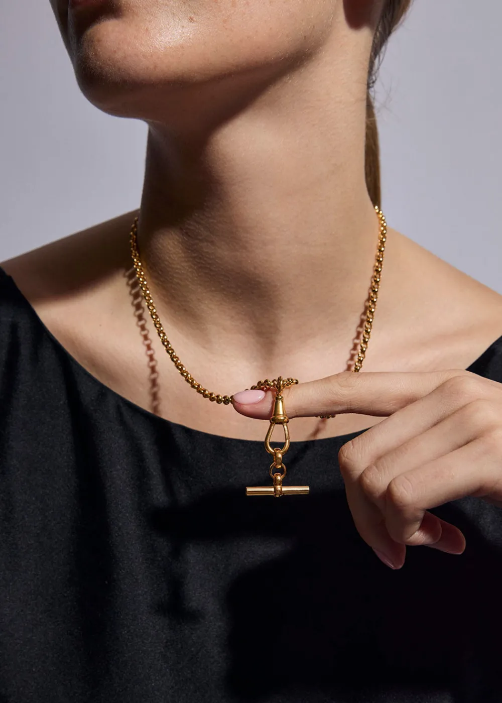 gold_tbar_on_chunky_belch_2.webp Tilly Sveaas Gold T-bar on Chunky Belcher Clipt Necklace | Necklaces