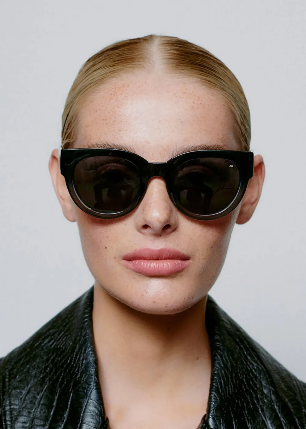 lilly_sunglasses__black_g_3.webp A. Kjaerbede Lilly Sunglasses - Black Grey | Glasses