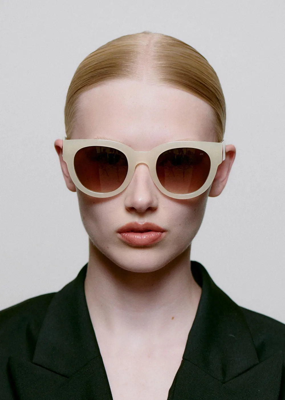 lilly_sunglasses__cream_4.webp A. Kjaerbede Lilly Sunglasses - Cream | Glasses