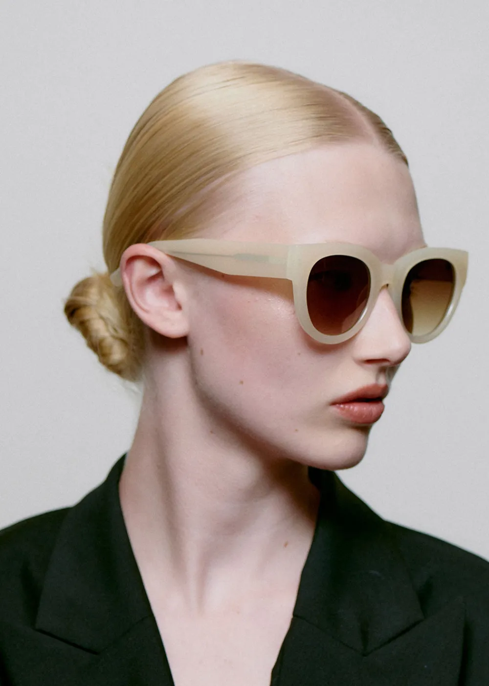lilly_sunglasses__cream_5.webp A. Kjaerbede Lilly Sunglasses - Cream | Glasses