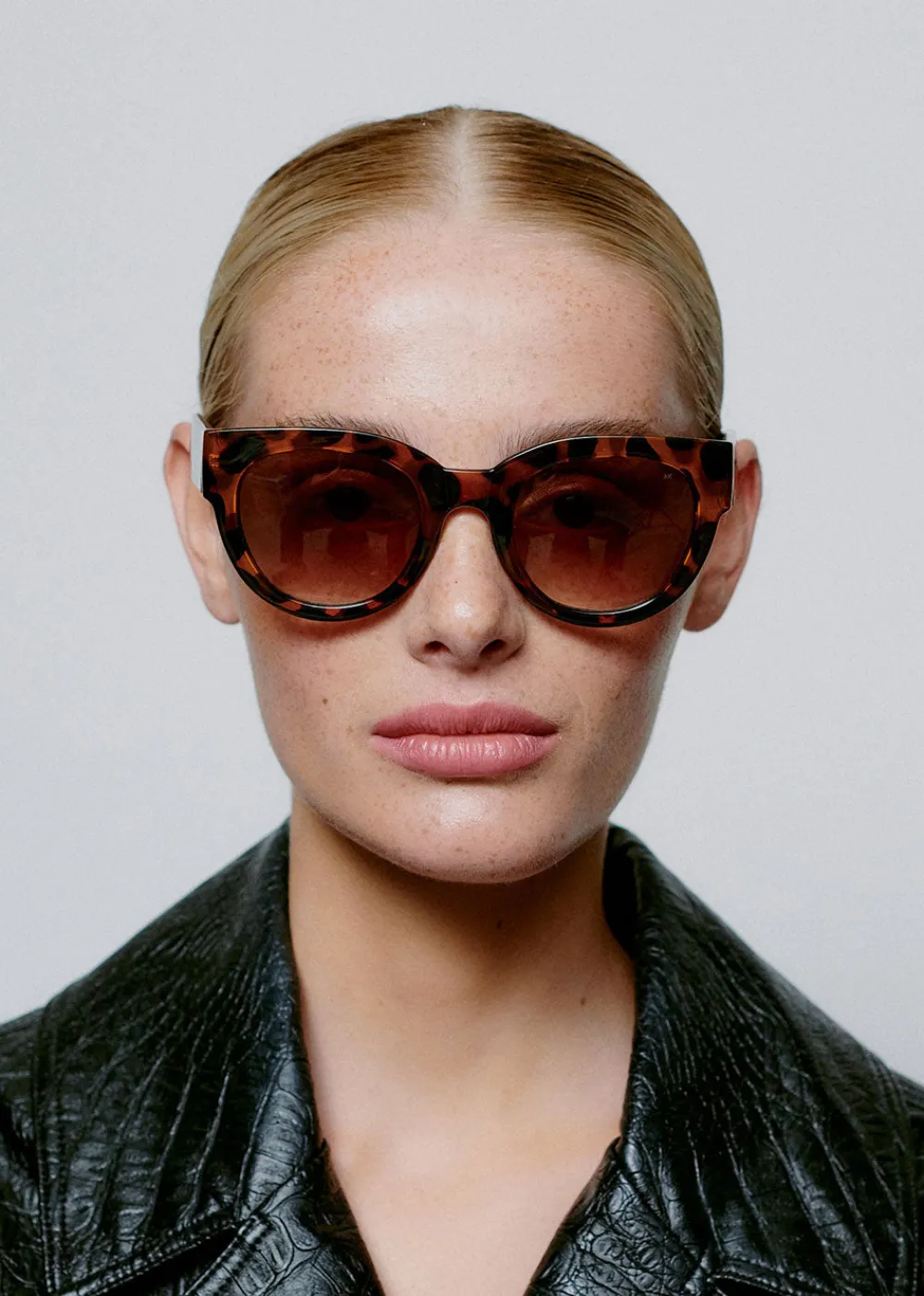 lilly_sunglasses__havana_5.webp A. Kjaerbede Lilly Sunglasses - Havana | Glasses