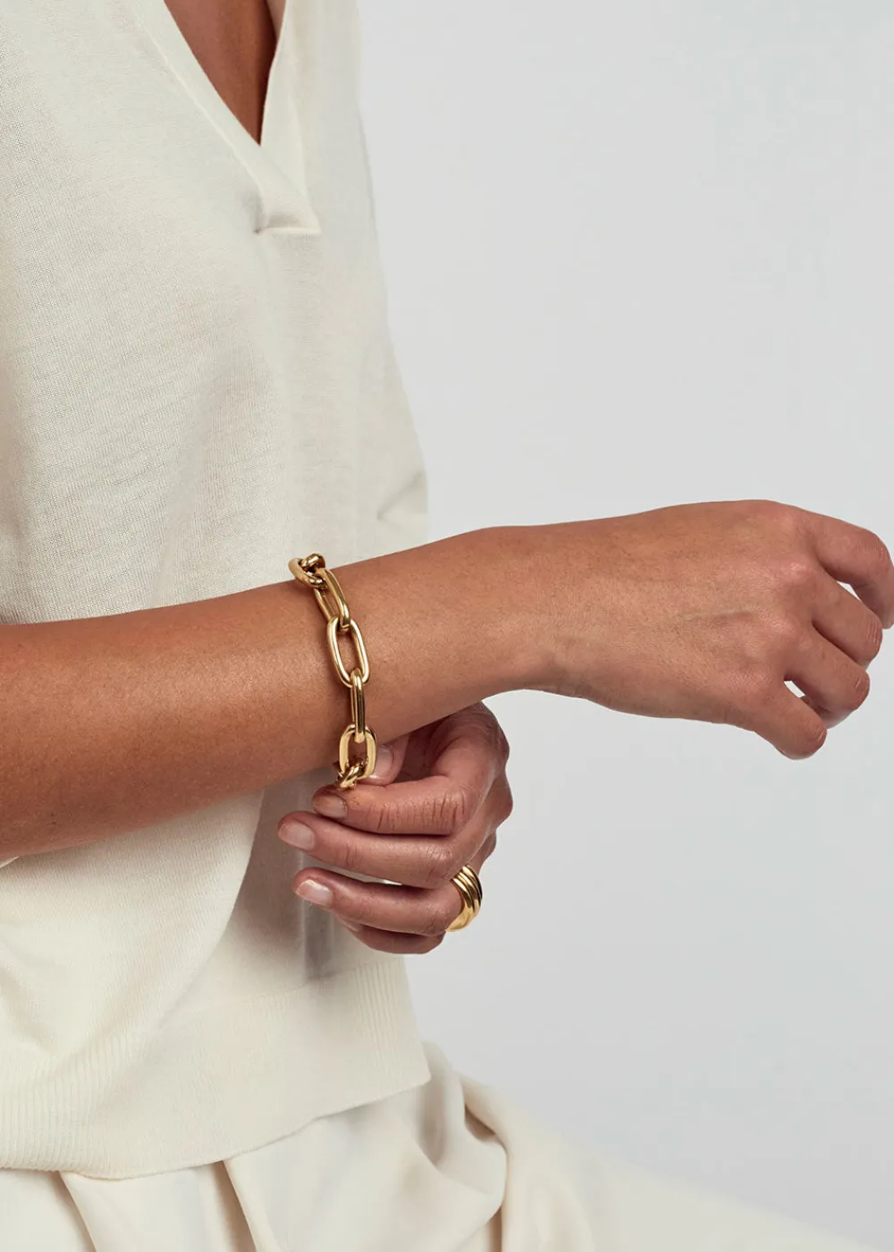 medium_gold_oval_linked_b_6.webp Tilly Sveaas Medium Gold Oval Linked Bracelet | Bracelets