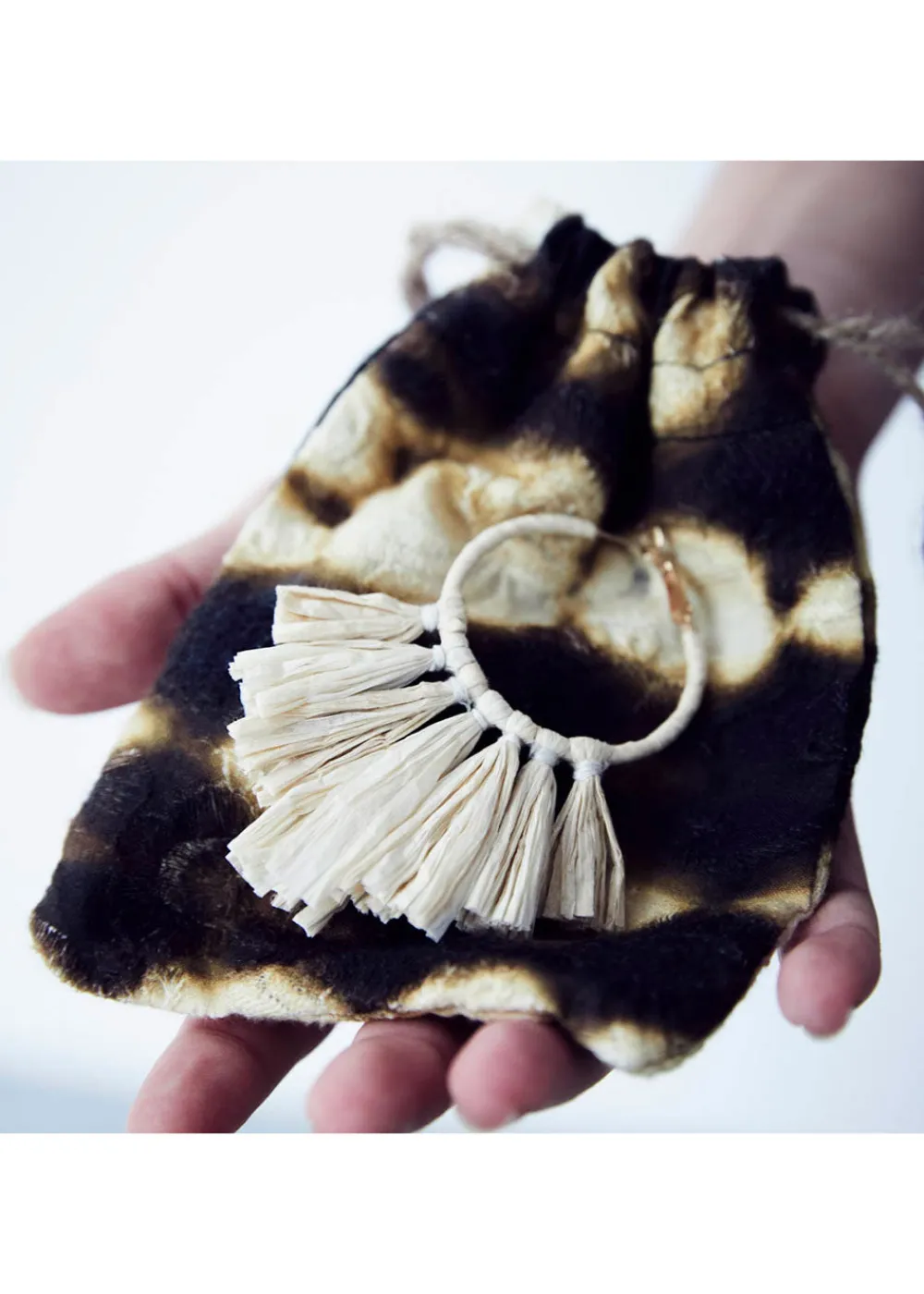 shell_drop_necklace_4.webp Cardomon Shell Drop Necklace | Necklaces