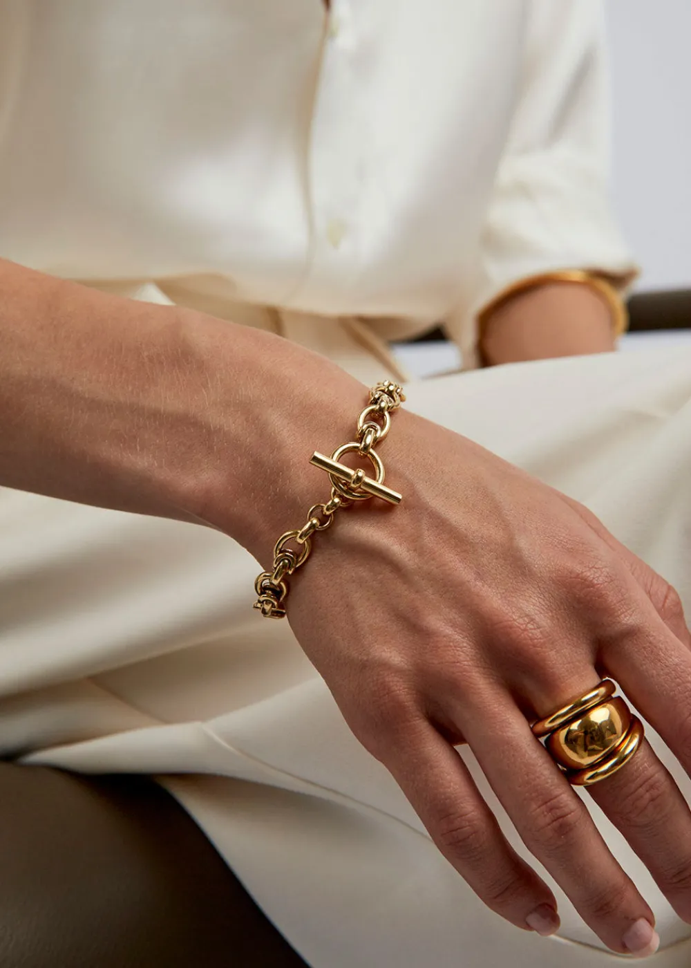small_gold_interlock_brac_1.webp Tilly Sveaas Small Gold Interlock Bracelet | Bracelets