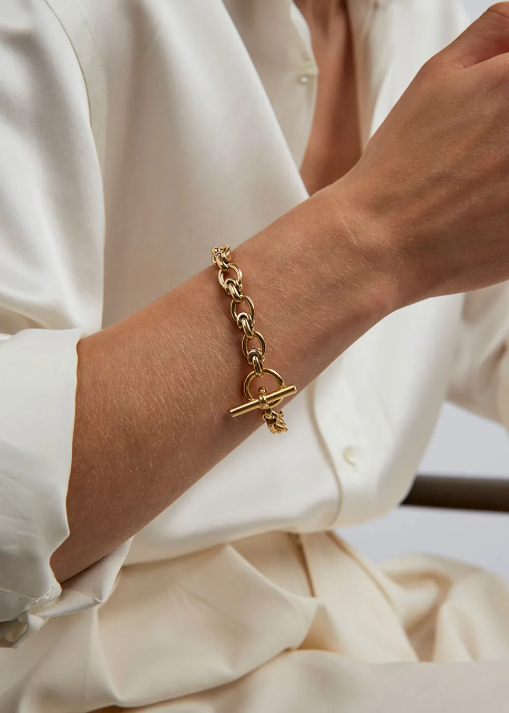 small_gold_interlock_brac_2.webp Tilly Sveaas Small Gold Interlock Bracelet | Bracelets