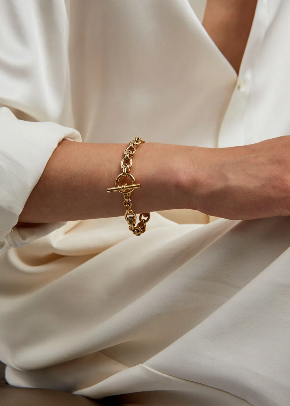 small_gold_interlock_brac_3.webp Tilly Sveaas Small Gold Interlock Bracelet | Bracelets
